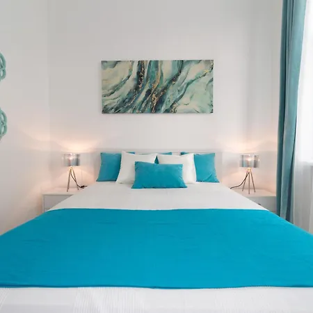 Best Seasons Downtown Apartment