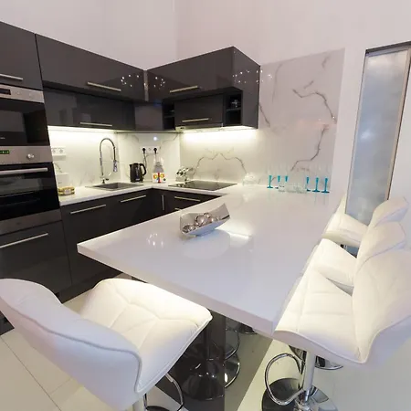Best Seasons Downtown Apartment Budapest