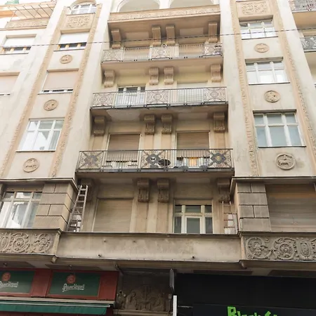 Best Seasons Downtown Apartment
